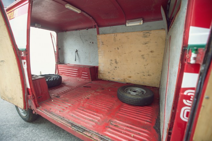 A belga Ferrari-kereskedő kopott furgonja 6 | Vezess A belga Ferrari-kereskedő kopott furgonja 6