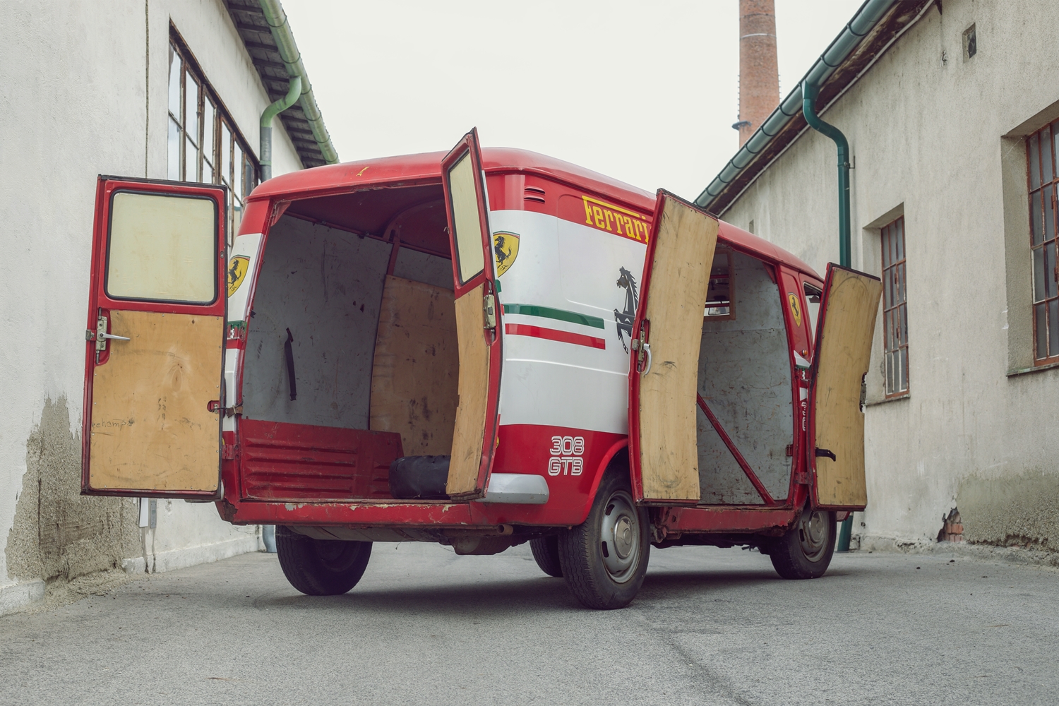 A belga Ferrari-kereskedő kopott furgonja 4