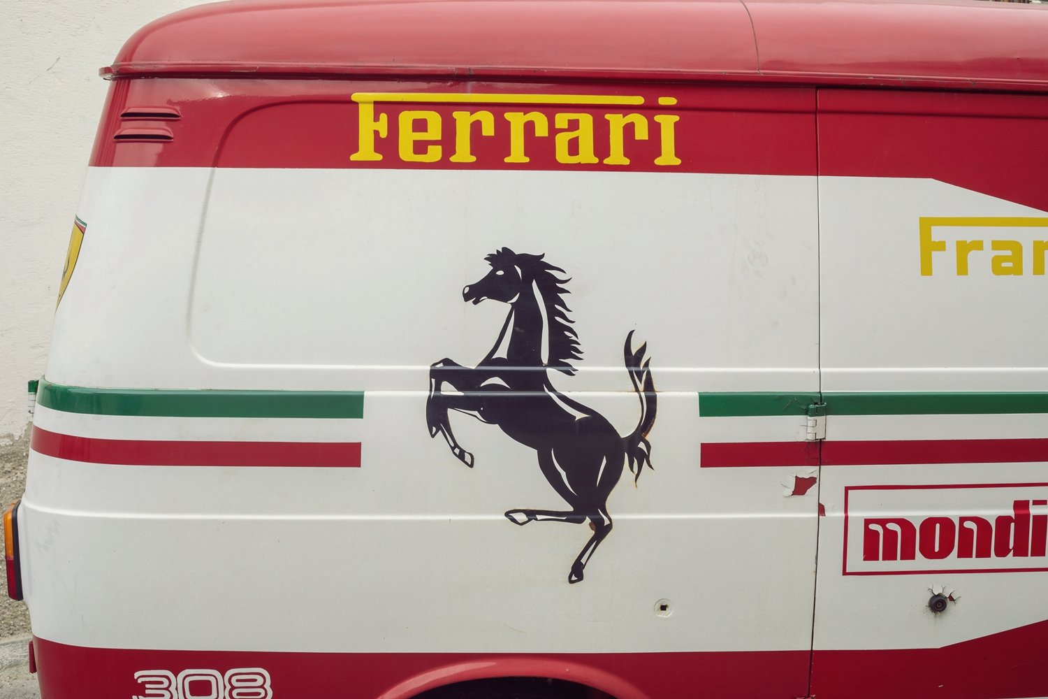 A belga Ferrari-kereskedő kopott furgonja 7