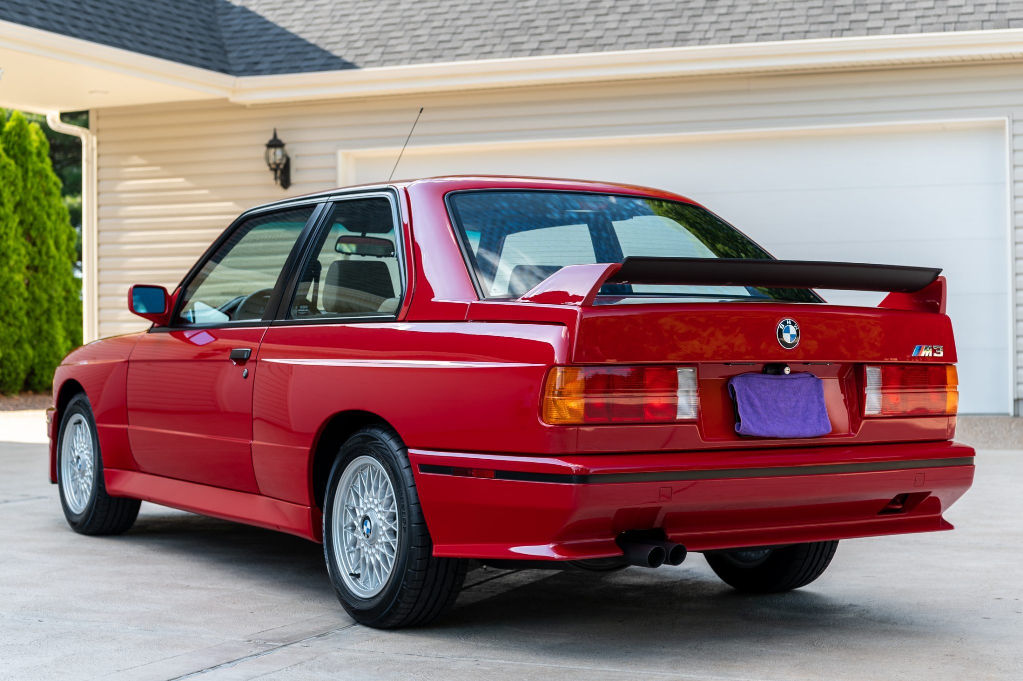 Kifogástalan állapotban árulják ezt a 32 éves BMW-t 9
