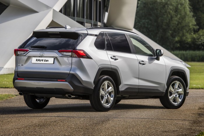 Furgont faragtak a Toyota RAV4-esből