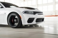 797 lóerős, négyajtós izomautó a Dodge Charger Hellcat Redeye 28