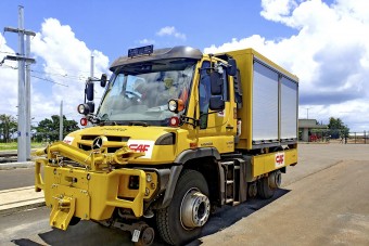 Unimogokkal építik a villamospályát egy aprócska szigeten