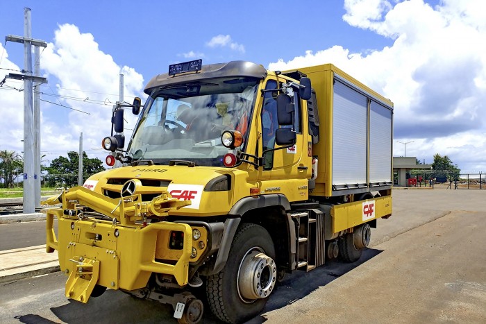 Unimogokkal építik a villamospályát egy aprócska szigeten