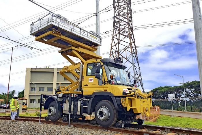 Unimogokkal építik a villamospályát egy aprócska szigeten 1 | Vezess Unimogokkal építik a villamospályát egy aprócska szigeten 1