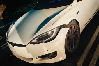 Nézni is fáj ahogy a parkolófiú gyorsulni próbál egy Teslával, de túllő a célon