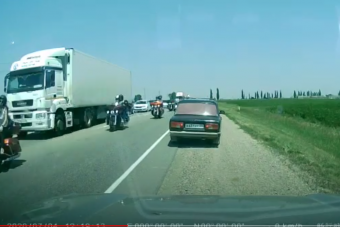 Mindenkit leparancsoltak az útról a dugókerülő orosz motorosok