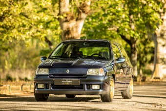 Ínyenceknek való az arany felniken feszítő Renault Clio Williams