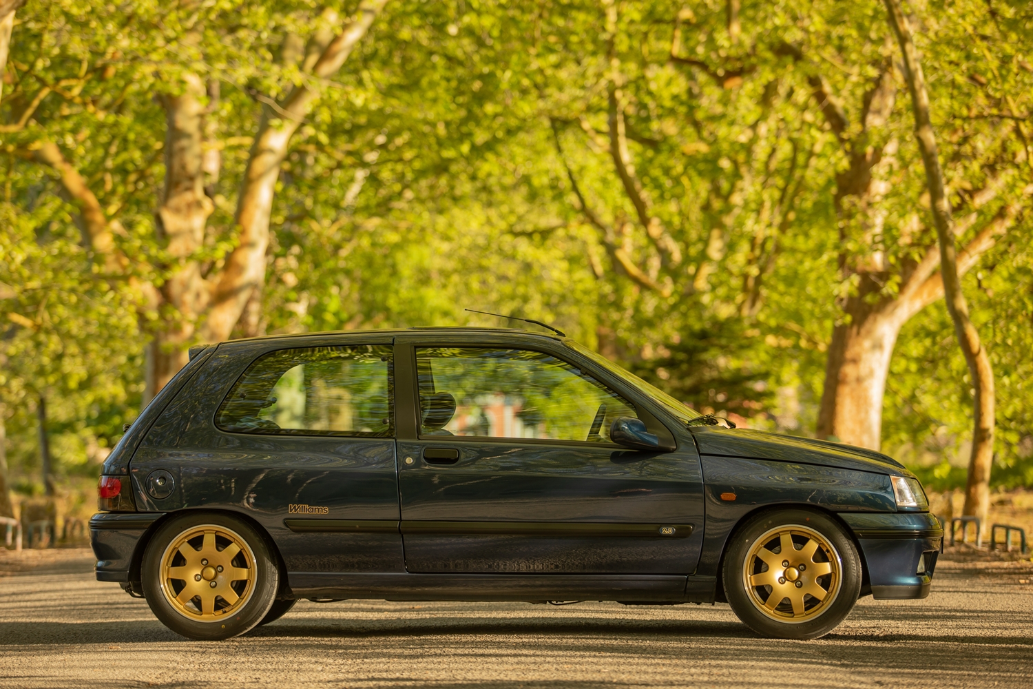 Ínyenceknek való az arany felniken feszítő Renault Clio Williams 6 Ínyenceknek való az arany felniken feszítő Renault Clio Williams 6