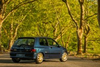 Ínyenceknek való az arany felniken feszítő Renault Clio Williams 2 Ínyenceknek való az arany felniken feszítő Renault Clio Williams 2