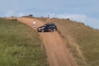 A kezdő autós rémálma történt meg ezen az orosz domboldalon