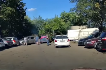 Trágár üzenetet írt szélvédőre az autós, aki önhibájából állt ki nehezen a parkolóból