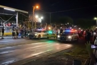 Rendőrautókkal indultak a gyorsulási versenyen