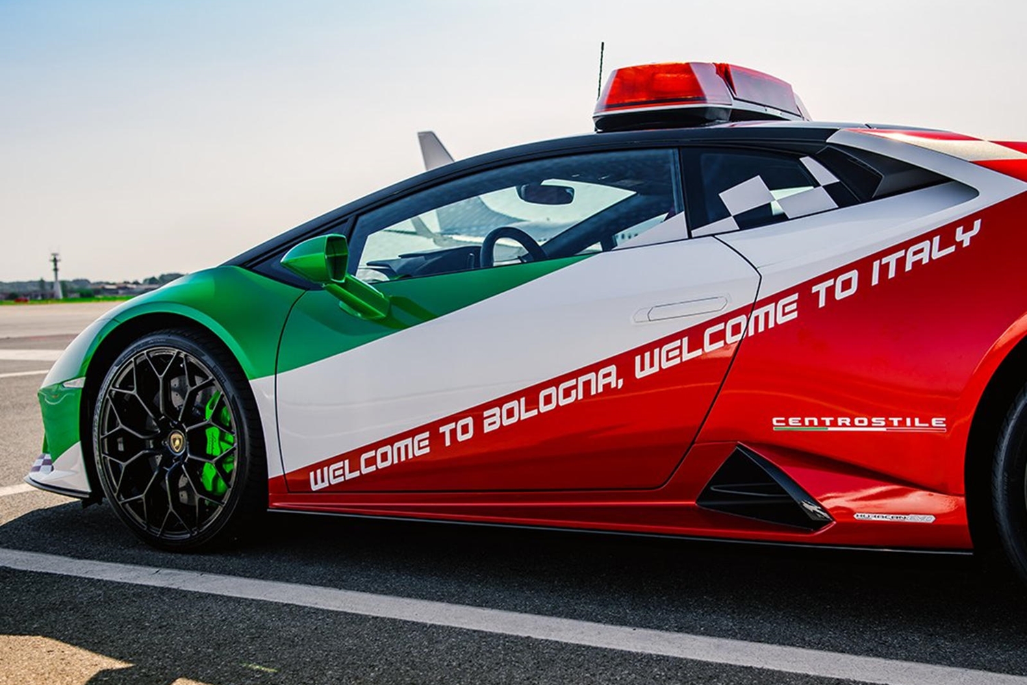 Olasz trikolórban szaladgál a reptéri Lamborghini 8