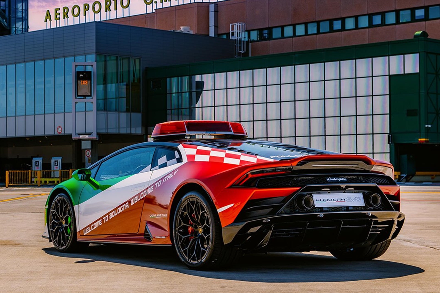 Olasz trikolórban szaladgál a reptéri Lamborghini 7