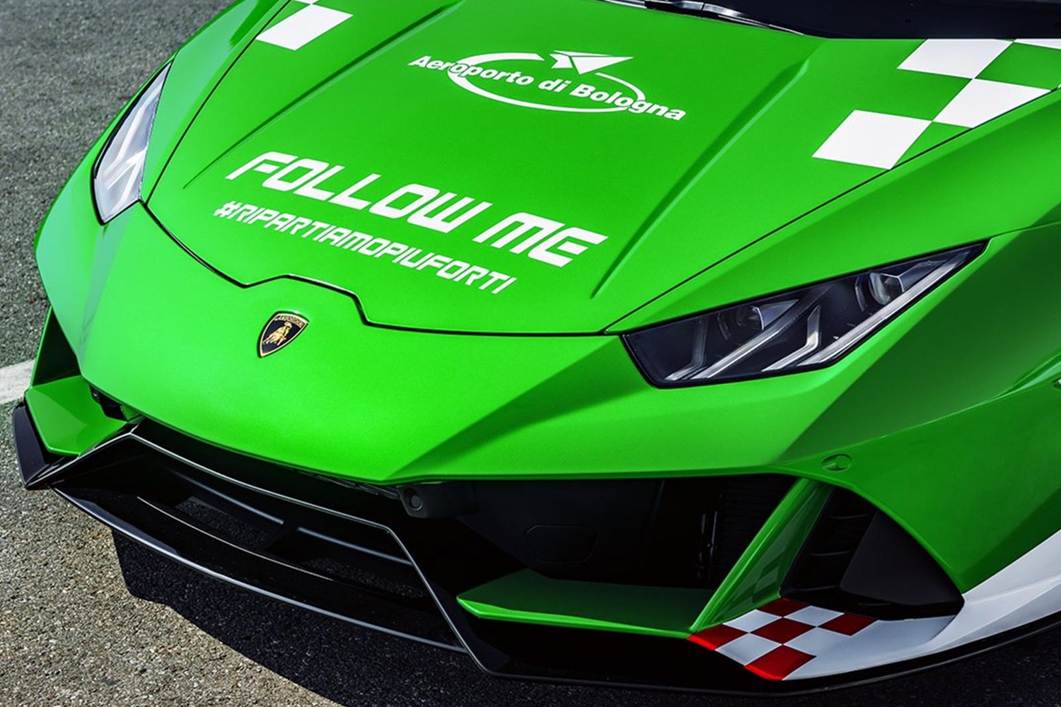 Olasz trikolórban szaladgál a reptéri Lamborghini 6