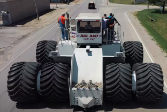 Így cserélnek kereket a világ legnagyobb traktorán