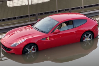 Vízbe hajtott a Ferrarival, ez nem lesz olcsó mulatság