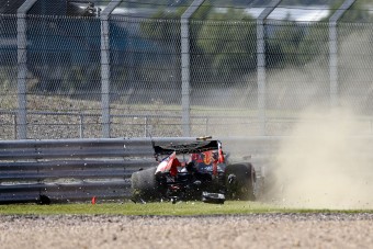 F1: A pink Merci az első, összetört a Red Bull