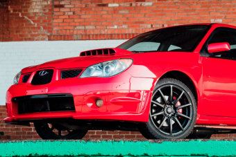 Te is meglépnél a rendőrök elől ezzel a piros Subaruval?