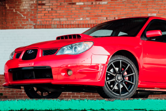 Te is meglépnél a rendőrök elől ezzel a piros Subaruval?