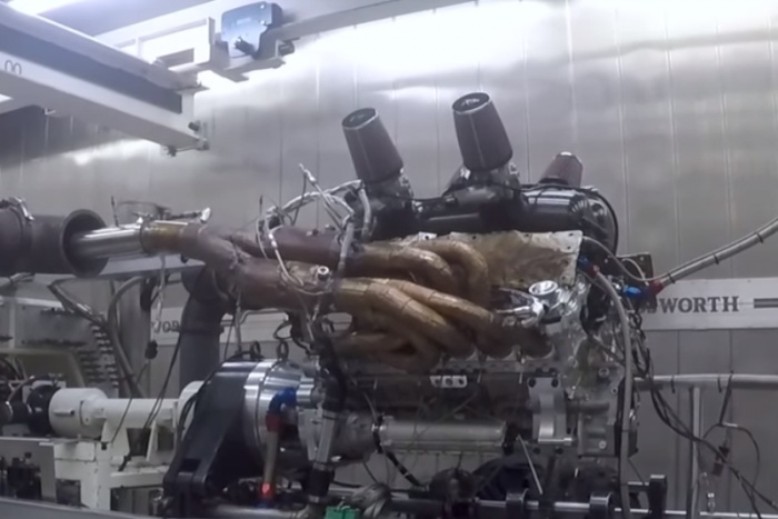 Már nyolcezret forog a legdurvább V12-es, de a tizenkétezer a cél