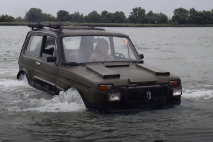 Kétéltű Lada Nivát épített egy orosz ezermester