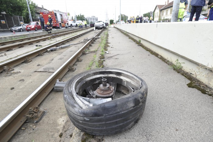 Kemény baleset a Hungária körúton, sínekre csapódott egy autó 2 | Vezess Kemény baleset a Hungária körúton, sínekre csapódott egy autó 2