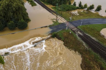Világvége hangulatú fotókon a szombati felhőszakadás