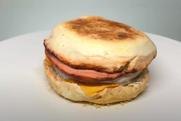 Ez a szottyos mekis szendvics nem az, aminek látszik