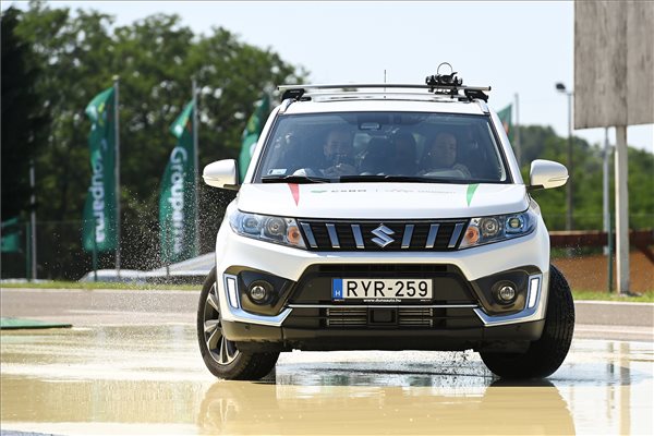 Ők kapnak ingyenes vezetéstechnikai tréninget itthon