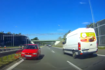 Centiken múlt a tragédia, forgalommal szemben hajtott a lengyel autós