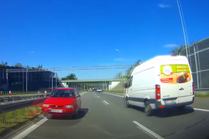 Centiken múlt a tragédia, forgalommal szemben hajtott a lengyel autós