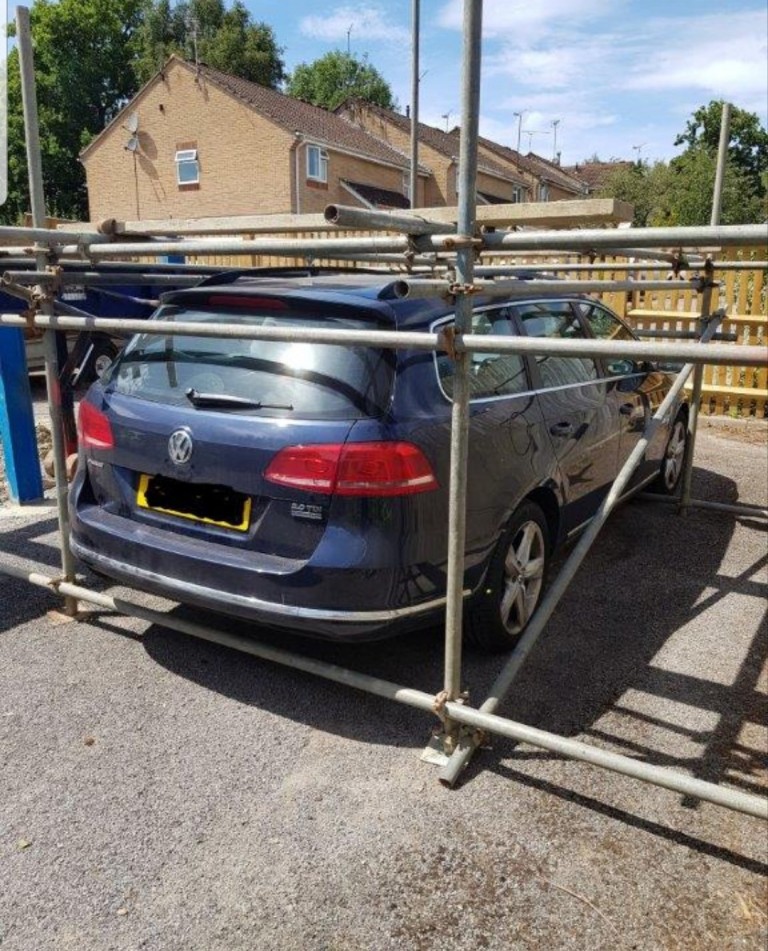 Furcsa bosszúval ért véget a szomszédok parkolási vitája 3 | Vezess Furcsa bosszúval ért véget a szomszédok parkolási vitája 3