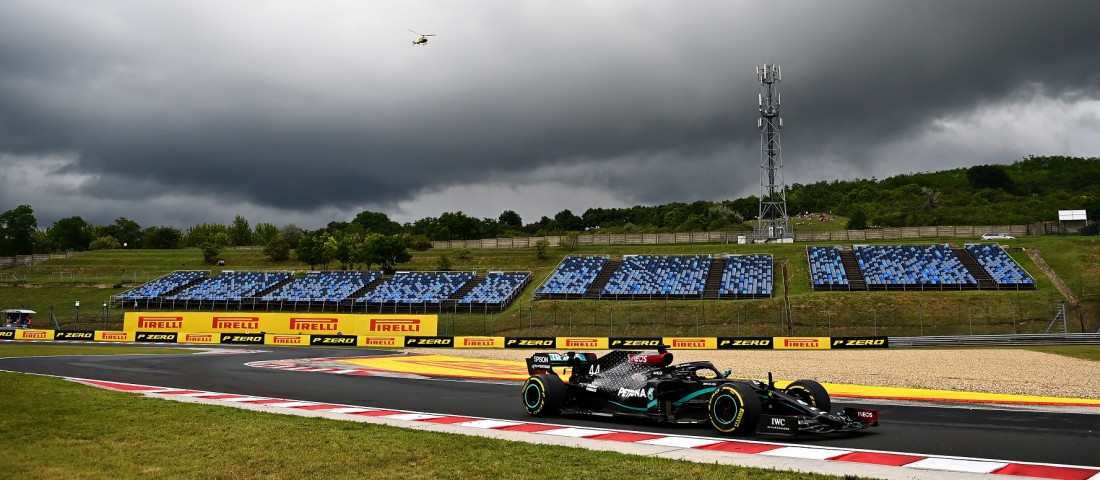 F1: Hamilton hengerelt a Hungaroringen