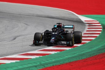 F1: Gondokat okozhat a Mercedes fekete festése