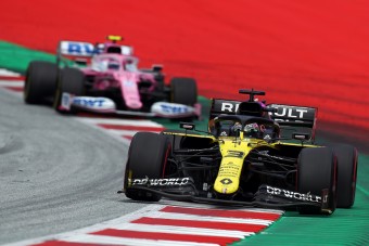 F1: Ricciardo pipa a leszorítás miatt