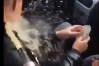 Normális? Tankolás után lelocsolta benzinnel az autóban ülő utasát