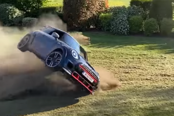 Ahogy megvette, saját kertjében tette tetőre sportautóját a Youtube-videós