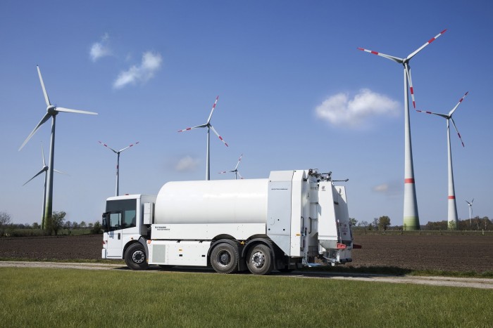 Itt a vízpárát pöfögő kukásautó 1