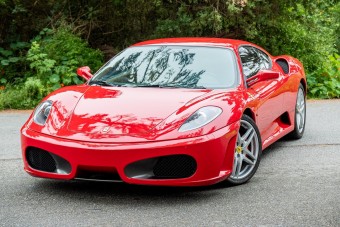 Szívesen hajtanánk ezt a piros, kéziváltós Ferrari F430-ast