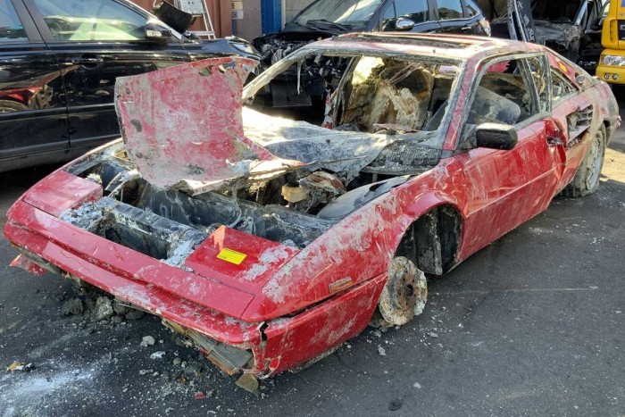 Lopott Ferrarit emeltek ki egy amszterdami csatornából