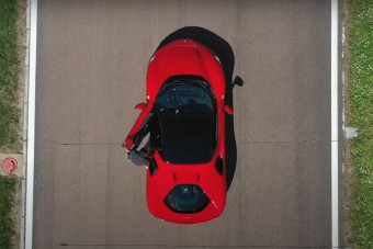 Úgy gyorsul ez a Ferrari, hogy kő kövön nem marad