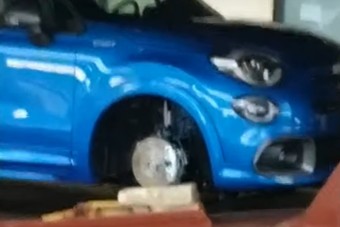 Null kilométeres autókról lopták le a kerekeket