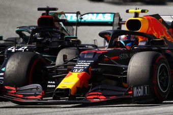 F1: Hamilton miatt dobták a Red Bull-pilótát?