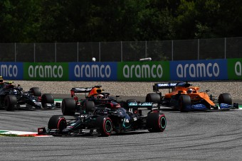 F1: A Mercedes szembemegy a többiekkel