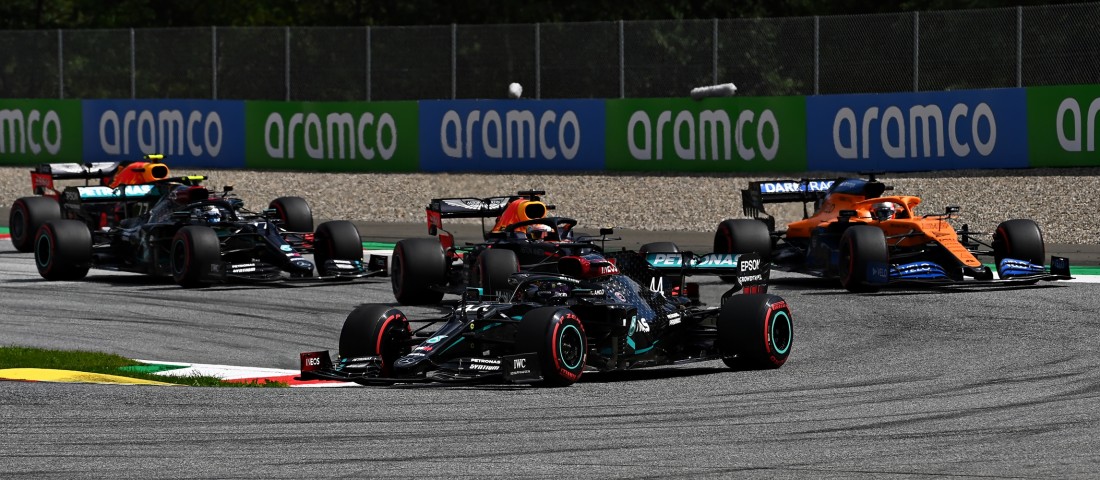 F1: A Mercedes szembemegy a többiekkel