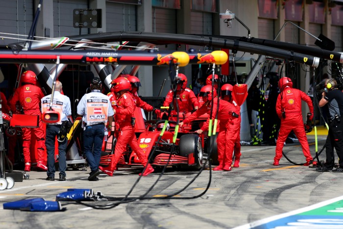 F1: A Ferrari egyik versenyzőjére sem akar mutogatni