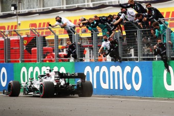 Mercedes: Nem biztos a bajnoki cím
