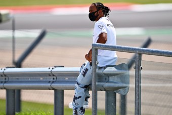 F1: Hamilton minimum három évig marad